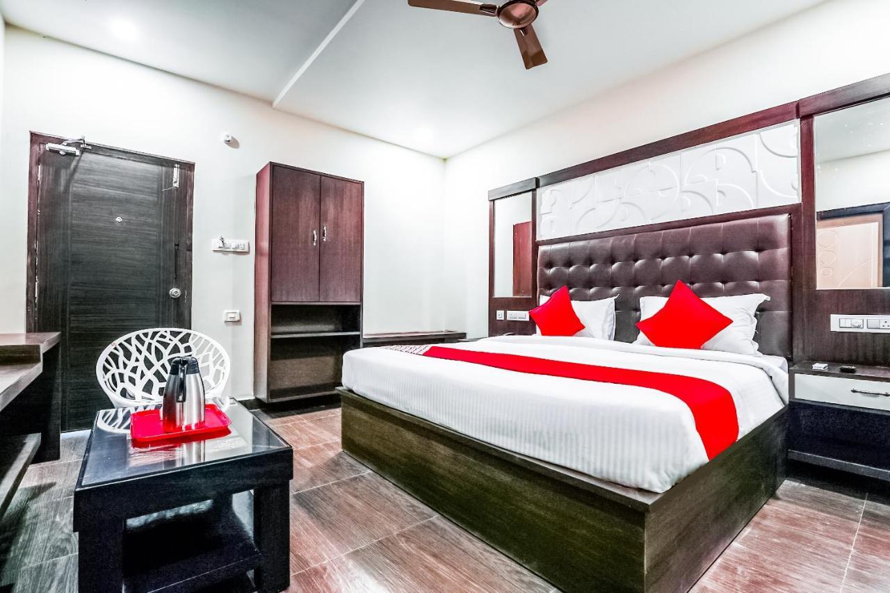 Oyo 16155 Hotel Dcm Grand Vijayawāda Екстериор снимка