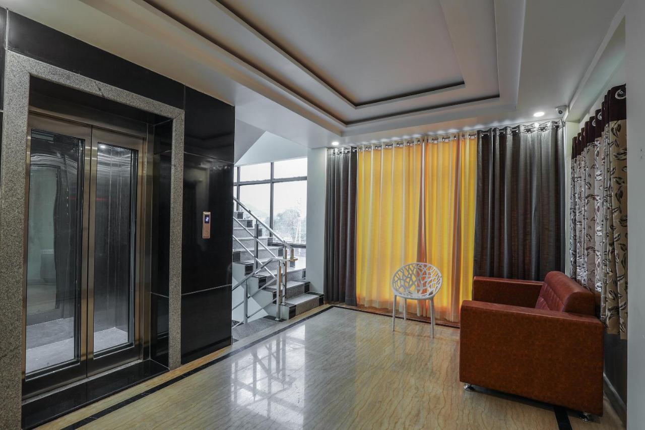 Oyo 16155 Hotel Dcm Grand Vijayawāda Екстериор снимка